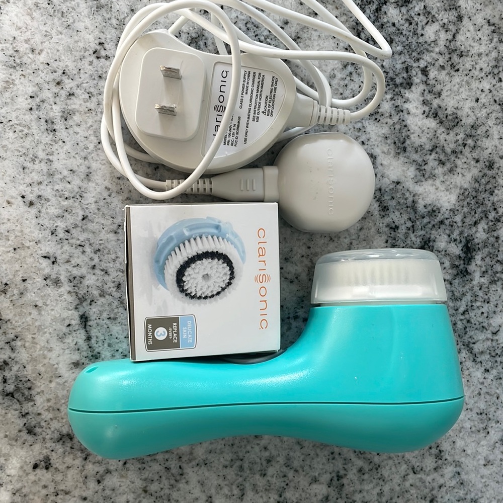 Clarisonic Mia 2 with new in box replacement head